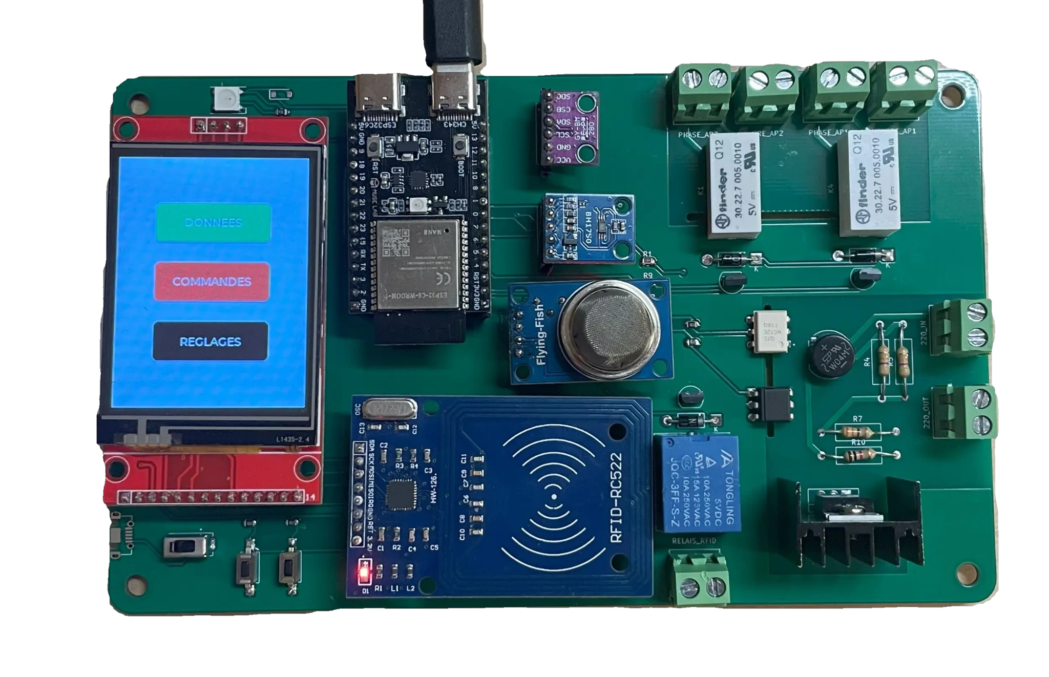 Prototype de la carte domotique BOSCONNECT avec ESP32, écran TFT, lecteur RFID, capteurs et relais