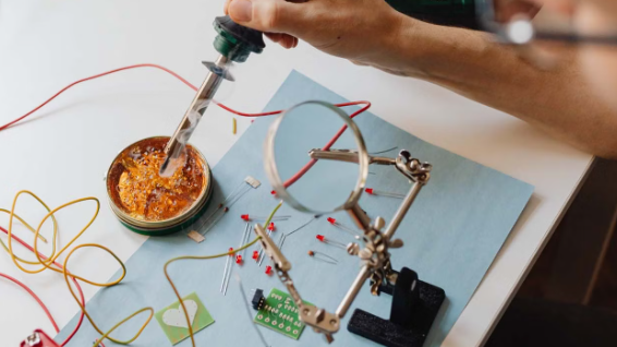 Papel da pasta de solda vs fluxo na montagem de PCBs