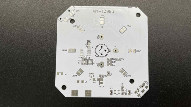アルミニウム基板と従来型FR4基板：熱管理の比較分析